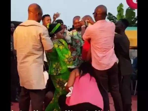 Video: Taye Currency Sings As Muka Ray &His Wife Comes On Stage 2 Dance As They Showers Money On Them